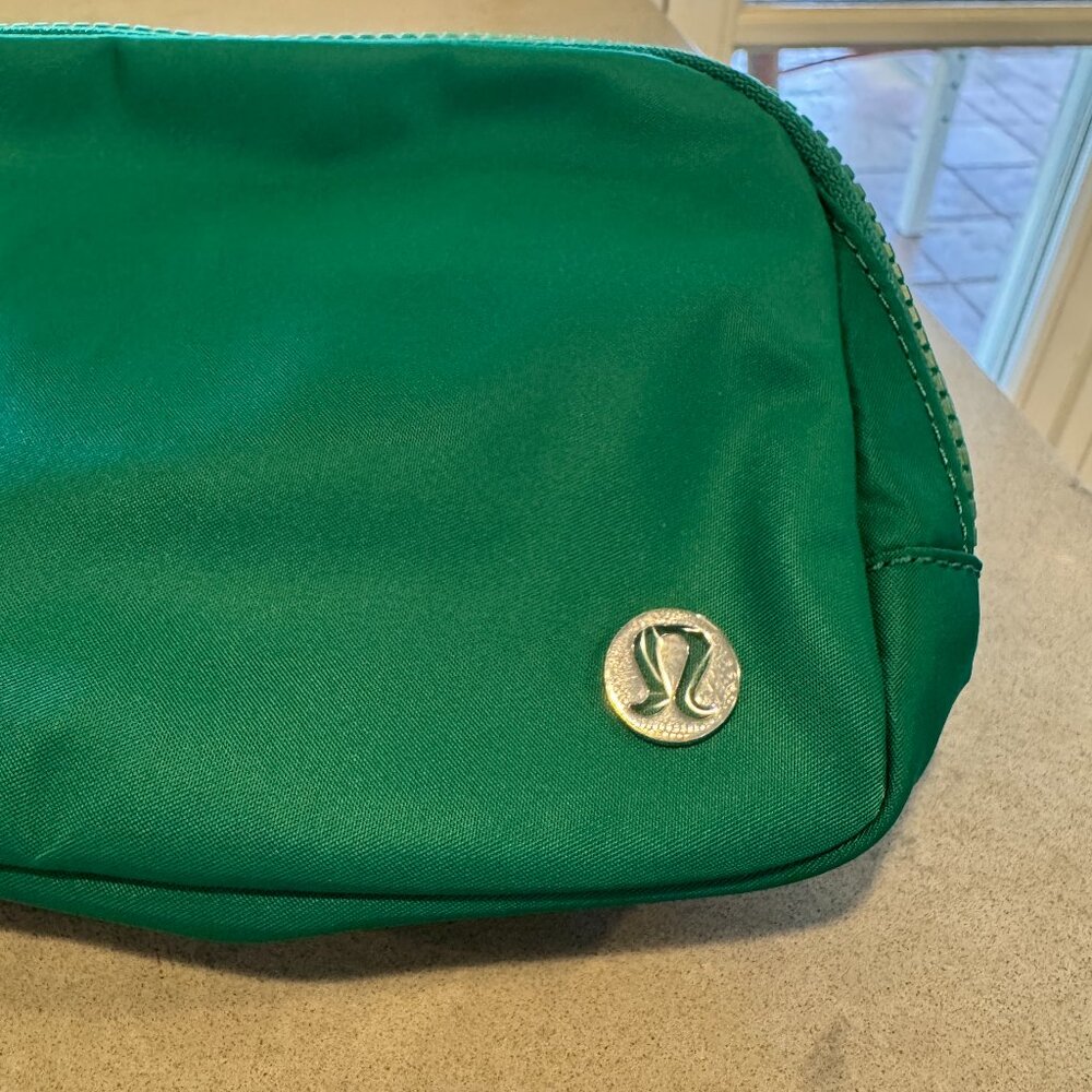 NWT Lululemon Everywhere Belt Bag 1L Green - Picture 5 of 12